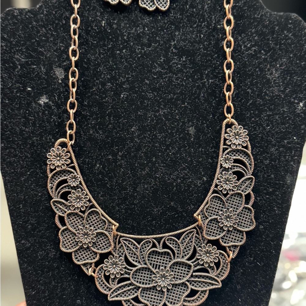 Elegant Floral Necklace in Bronze